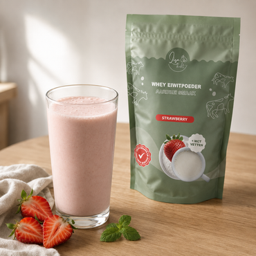 Aardbeienshake gemaakt met Lisa's whey eiwitpoeder aardbei, met de zak ernaast