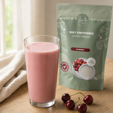 Kersenshake gemaakt met Lisa's whey eiwitpoeder kersen, met de zak ernaast