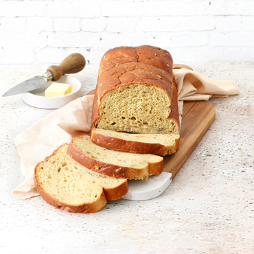 Zelfgebakken koolhydraatarm witbrood met boter