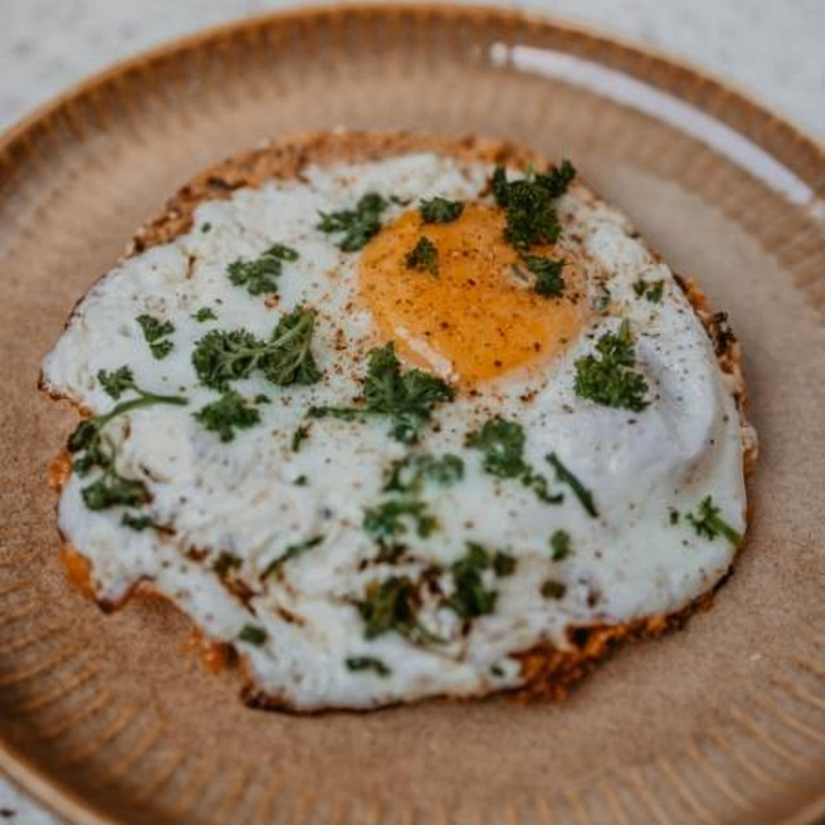 Beschuit met gebakken feta en ei