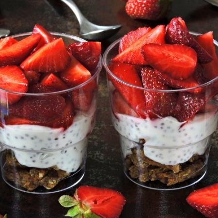 Chia aardbeienmousse met keto granola