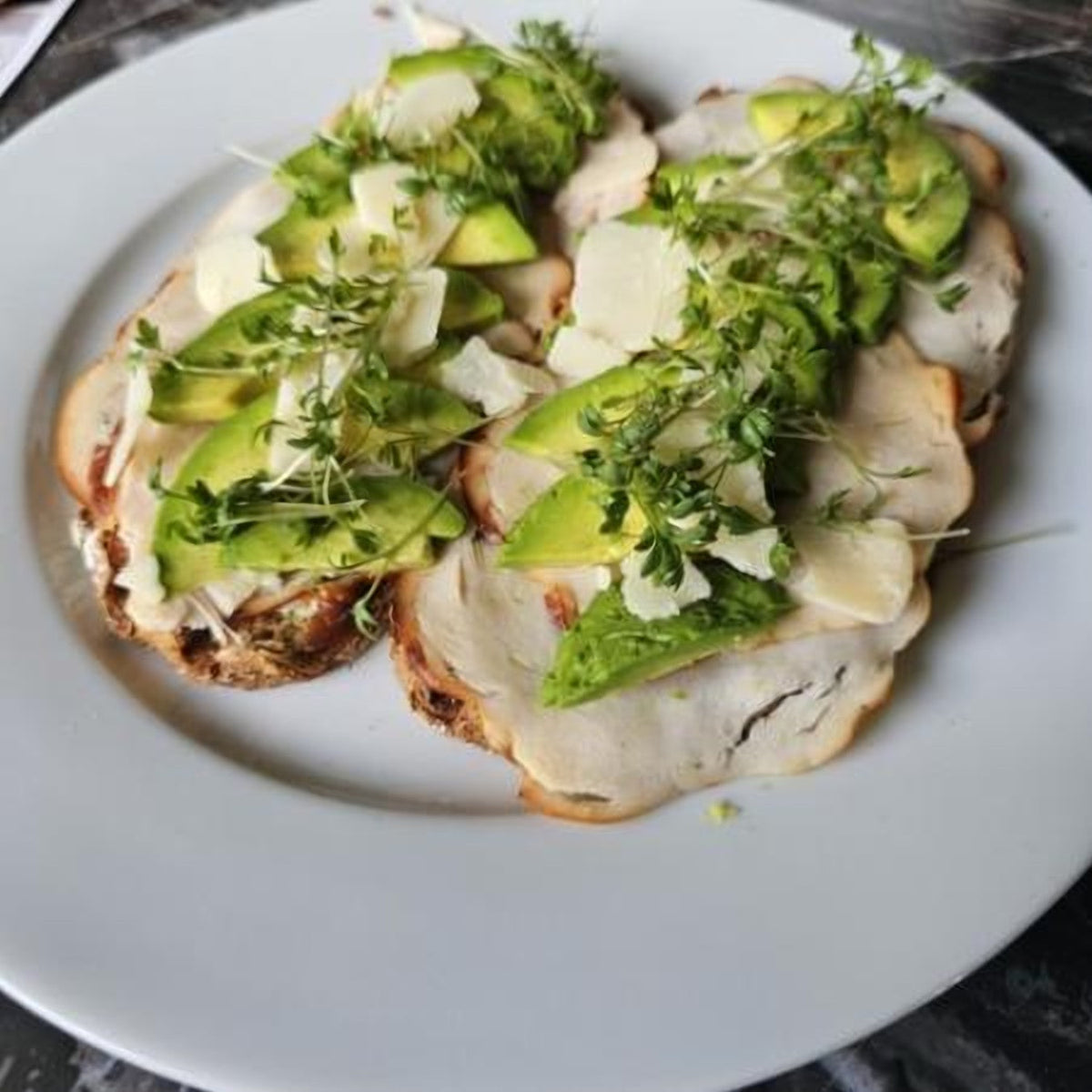 Keto brood met kipfilet en avocado