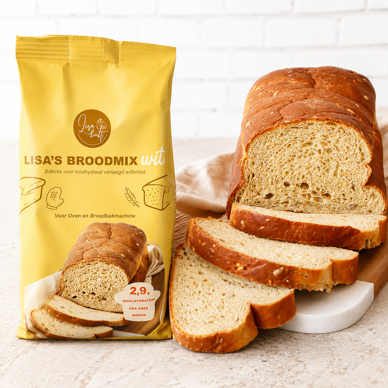 Vers gebakken koolhydraatarm witbrood in plakken, gebakken met Lisa's bakmix