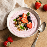 Griekse yoghurt met aardbei whey, keto granola, aardbeien en bramen