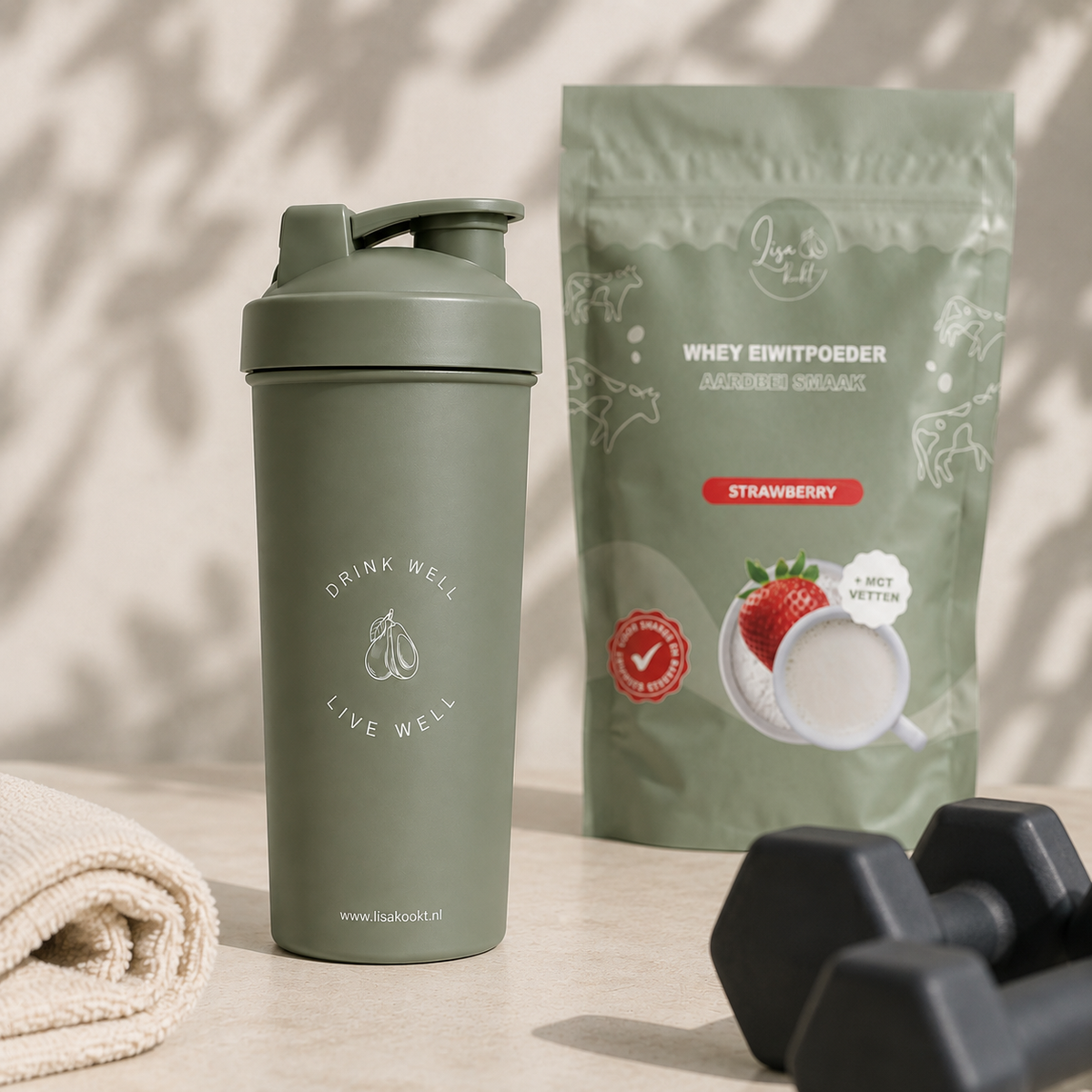 Lisa Kookt shakebeker naast de zak whey eiwitpoeder aardbei, klaar voor na het sporten