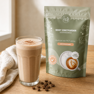 Cappuccinoshake gemaakt met Lisa's whey eiwitpoeder cappuccino, met de zak ernaast