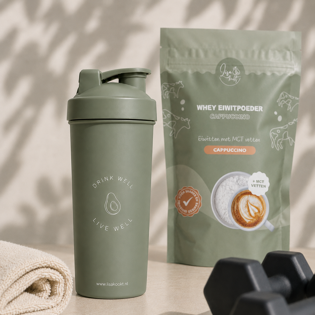 Lisa Kookt shakebeker naast de zak whey eiwitpoeder cappuccino, klaar voor na het sporten