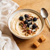 Griekse yoghurt met salted caramel whey, keto granola en bramen
