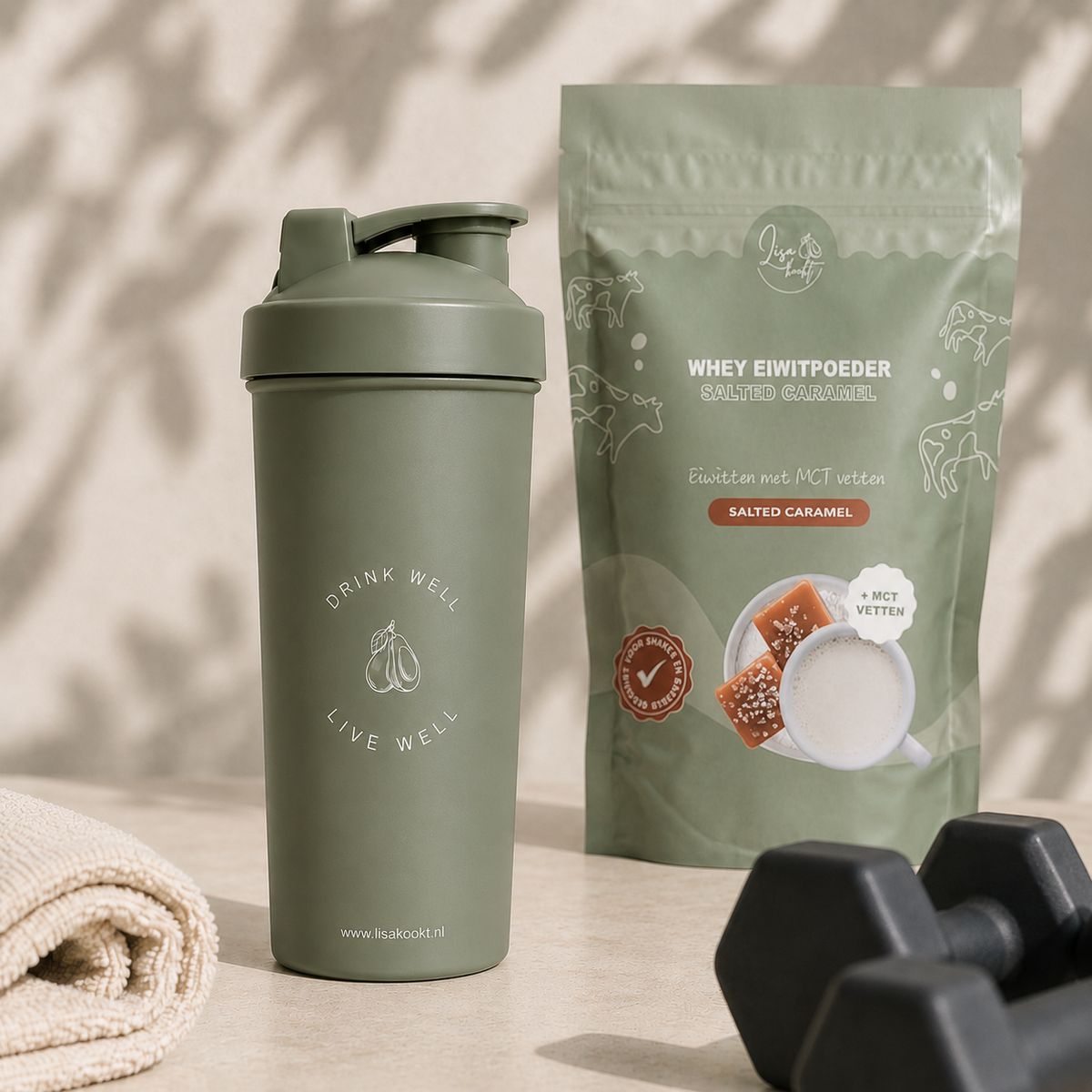Lisa Kookt shakebeker naast de zak whey eiwitpoeder salted caramel, klaar voor na het sporten
