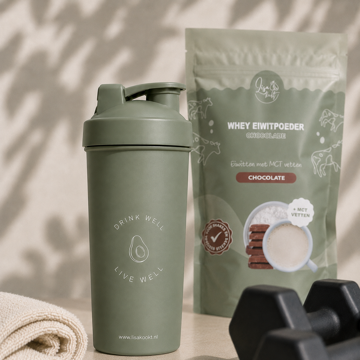 Lisa Kookt shakebeker naast de zak whey eiwitpoeder chocolade, klaar voor na het sporten