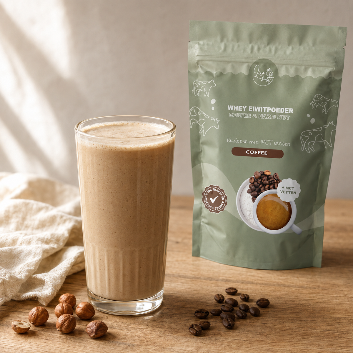 Koffie hazelnoot shake gemaakt met Lisa's whey eiwitpoeder, met de zak ernaast