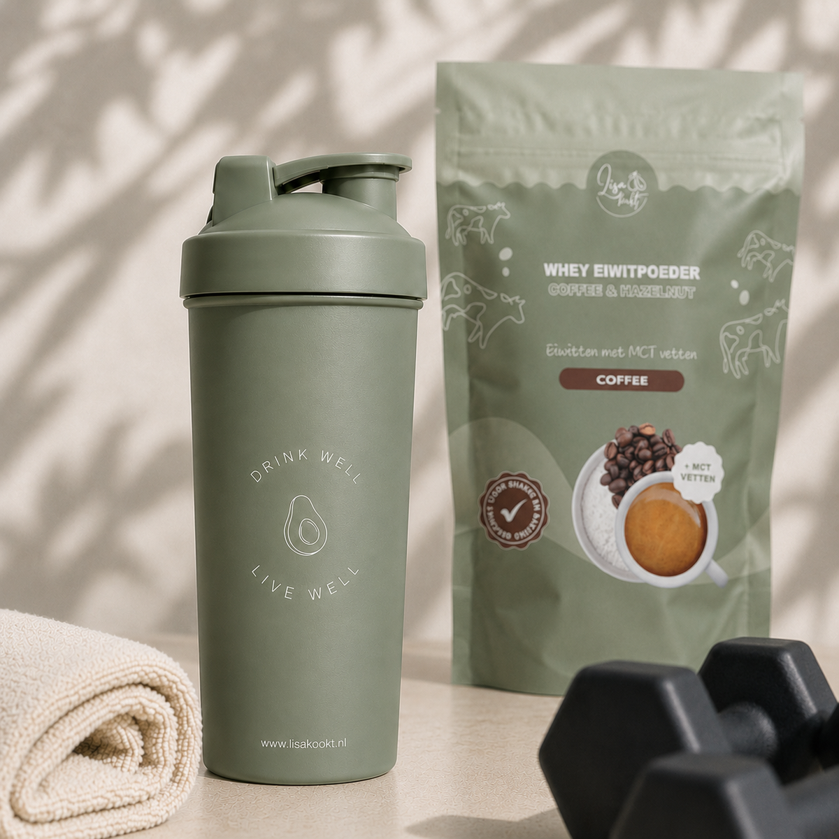 Lisa Kookt shakebeker naast de zak whey eiwitpoeder coffee en hazelnut, klaar voor na het sporten