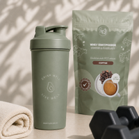 Lisa Kookt shakebeker naast de zak whey eiwitpoeder coffee en hazelnut, klaar voor na het sporten