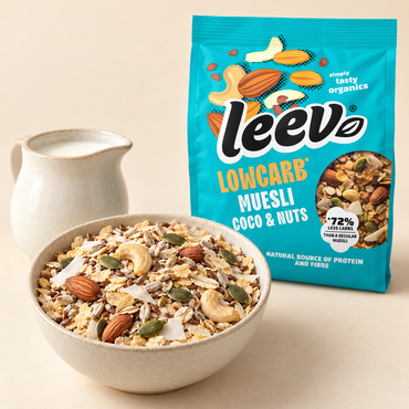 Leev muesli in kom met melk