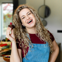 Lisa lacht met een suikervrije brownie in haar hand