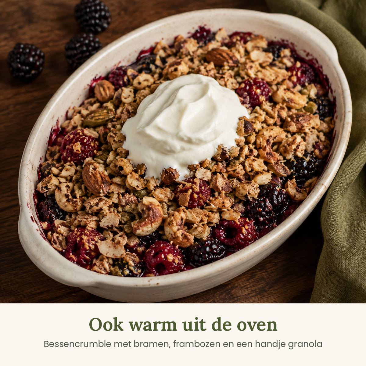 Warme bessencrumble met bramen, frambozen en Lisa's Keto Granola uit de oven