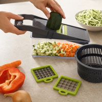Groentesnijder in gebruik met courgette