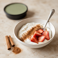 Griekse yoghurt met kaneelpoeder en aardbeien