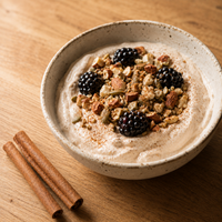 Griekse yoghurt met kaneel whey, keto granola en bramen
