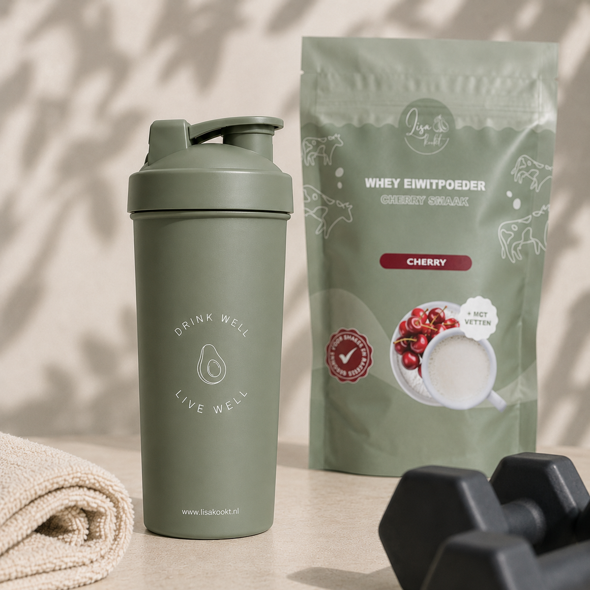 Lisa Kookt shakebeker naast de zak whey eiwitpoeder kersen, klaar voor na het sporten