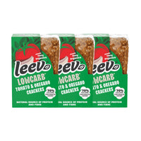Drie pakken Leev Crackers Tomaat en Oregano naast elkaar, 3 x 80 gram