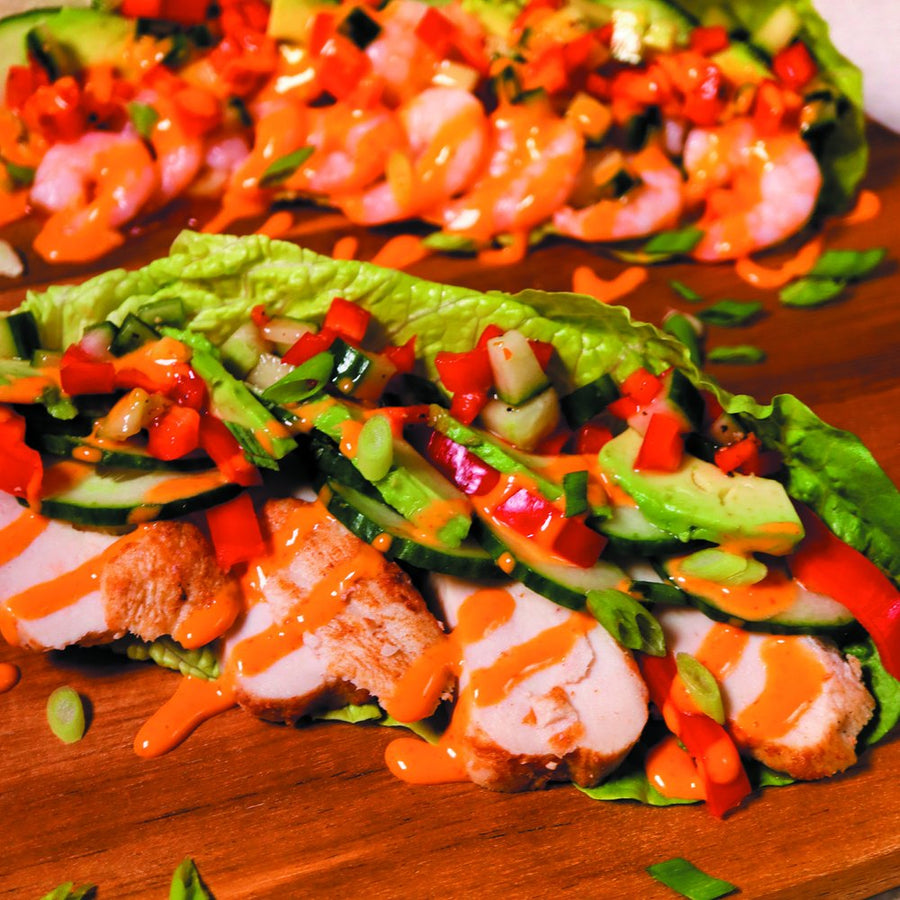 Slawraps met kip, garnalen en sriracha