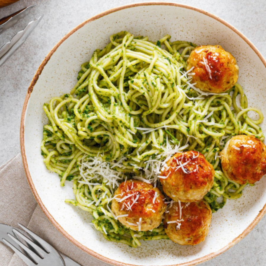 Courgetti met pesto en kipgehaktballen