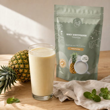 Tropische shake gemaakt met Lisa's whey eiwitpoeder tropisch, met de zak ernaast