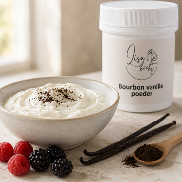 Yoghurt met Bourbon vanillepoeder en verse bessen
