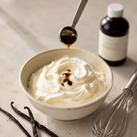 Slagroom op smaak brengen met een theelepel vanille extract