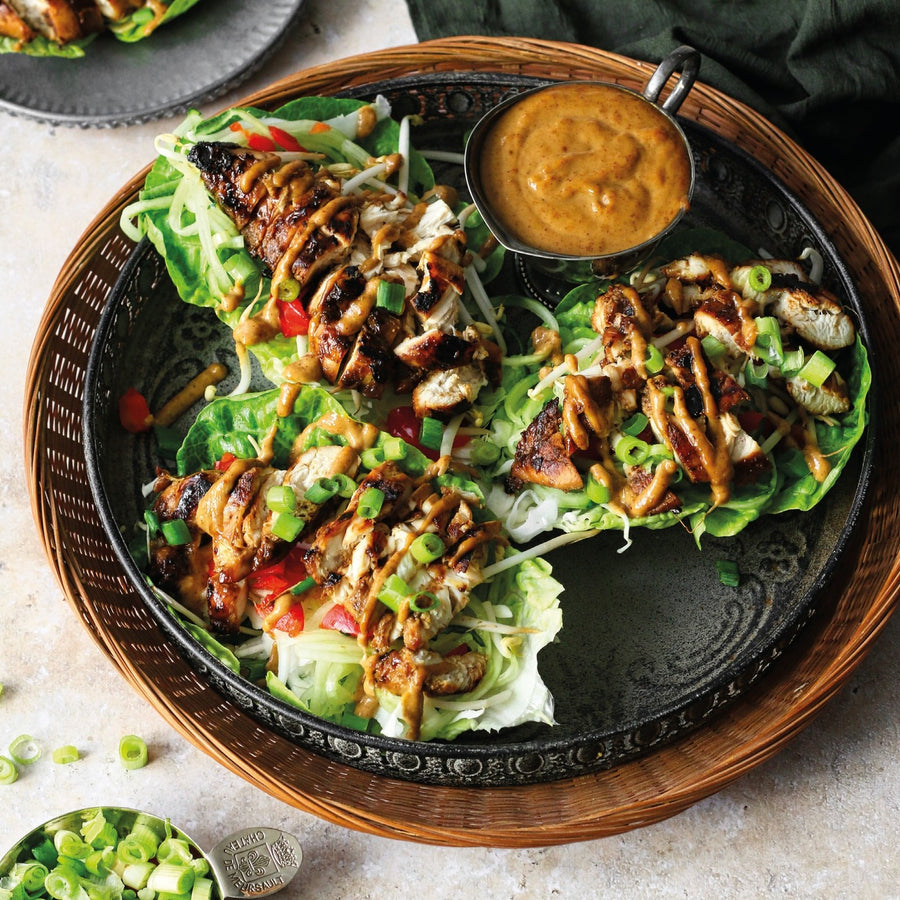 Indonesische sla wraps met pindasaus