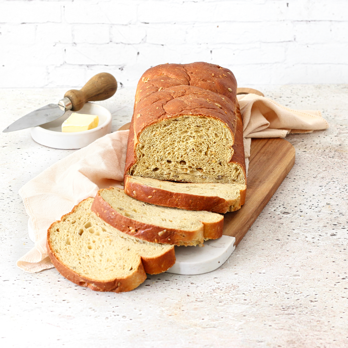 Zelfgebakken koolhydraatarm witbrood met boter