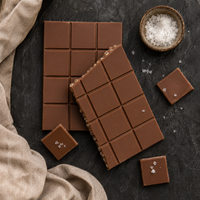 Chocoladereep amandel zeezout op leisteen